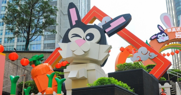 巨大樂高兔兔在信義區！LEGO樂高「玩兔 sweet」快閃店免費打卡、免費玩，迷你版「樂高萌兔」期間限定免費送。