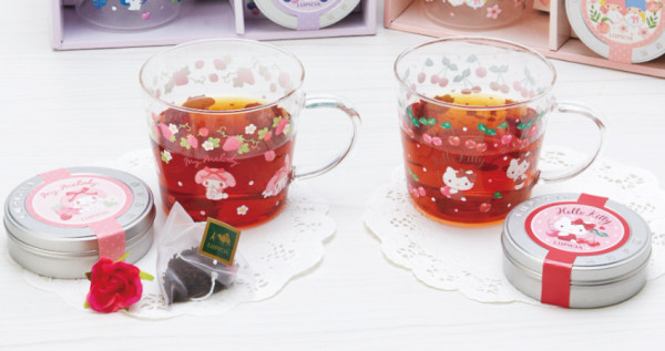 買茶包送超萌馬克杯！日本「三麗鷗 X LUPICIA」超夯水果茶回來了，任選「大耳狗、Hello Kitty」一款送角色馬克杯，陪你度過最萌下午茶時光。