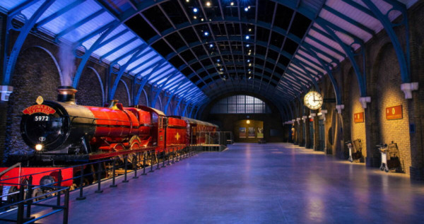 哈利波特樂園要來了！東京「Harry Potter Studio Tour」將於6/16正式開幕，「九又四分之三月台」搶先亮相， 3月底門票手刀開搶。