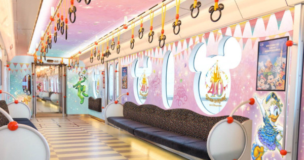 迪士尼鐵粉搶搭起來！「東京迪士尼40週年電車」4月啟航，只賣一年「週年慶周遊券」粉絲快收藏，米奇再搭「迪士尼彩繪巴士」巡迴7大城市。