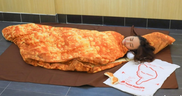 台灣也有炸雞睡袋！摩斯漢堡「和風炸雞睡袋」限量只送不賣，鐵粉吃新品「日出大阪燒珍珠堡」抽摩斯炸雞睡袋。