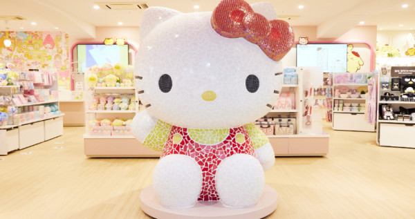 Kitty粉絲嗨到瘋掉！三麗鷗全新直營店「Sanrio新宿店」盛大開幕，「巨大Hello Kitty、布丁狗」拍不停，超過2千款商品買到超過癮。