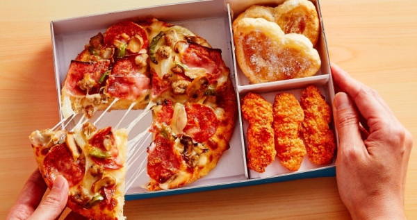 達美樂個人餐99元！達美樂「MyBOX」個人披薩餐99元限量開搶，小資專屬「小披薩+2附餐」百元套餐很可以。
