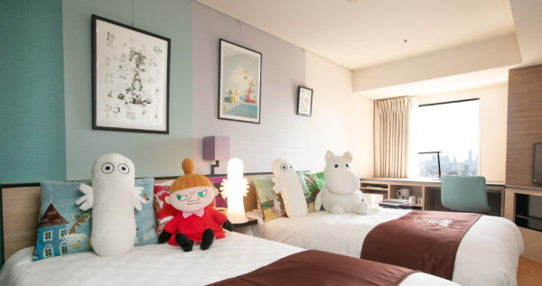 嚕嚕米粉絲只想躺整天！日本推出超萌「嚕嚕米主題房」，「超大嚕嚕米、小不點玩偶」陪你睡整晚，只送不賣「嚕嚕米房卡」讓你帶回家。