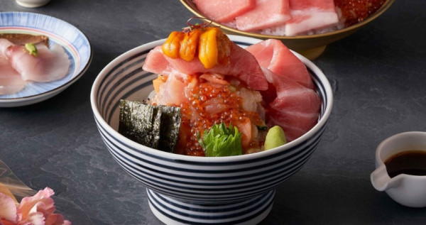 神級日本黑鮪魚來了！日本橋海鮮丼辻半「日本黑鮪魚珠寶盒」吃出海鮮丼新高度，海味爆棚「日本極上黑鮪大腹+海膽」超狂。