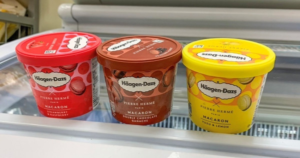 馬卡龍變冰淇淋！哈根達斯聯名「Pierre Hermé」推出馬卡龍冰淇淋，台灣開賣「巧克力甘納許馬卡龍冰淇淋」7-ELEVEN、全家就能買。