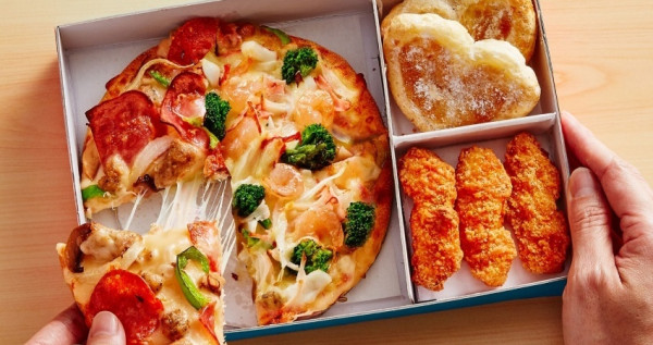 半半披薩99元！達美樂「My BOX」推出獨雙拼口味「半半披薩」，每天限量「My BOX 99元優惠」披薩控搶起來。