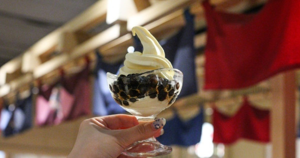 珍珠霜淇淋免費吃！京都勝牛「烤牛舌、炸牛排」炸烤新品強勢開吃，對中身分證「1、0、5、8」黑糖珍珠霜淇淋免費吃。