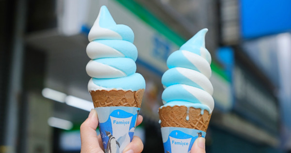 海洋藍全家霜淇淋！超夢幻全家、Xpark聯名「嗨嗨蘇打霜淇淋」企鵝杯杯超可愛，33元優惠「冰淇淋汽水霜淇淋」先寄冰。