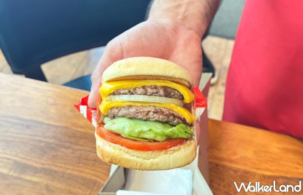 美國必吃漢堡In-N-Out Burger一日限定，現場發送500個手環、備料600份漢堡，第一位早上五點就來排隊了。