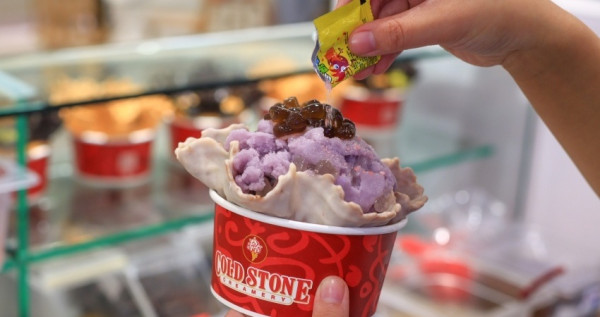 冰淇淋也走Y2K風格！COLD STONE「跳跳糖葡萄冰淇淋」期間限定開賣，夏天需要「第二杯50元、第二杯半價」優惠攻略。