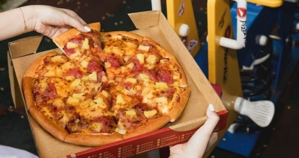 披薩優惠攻略！達美樂「9吋中披薩」最低不到150元就能吃，必勝客「比薩買一送一」外送Pizza點起來最划算。