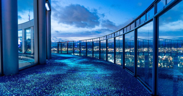 梅田藍天大樓空中庭園觀景步道「Lumi Sky Walk」全面翻新再開幕，化身銀河走廊，體驗最浪漫的星空漫步。