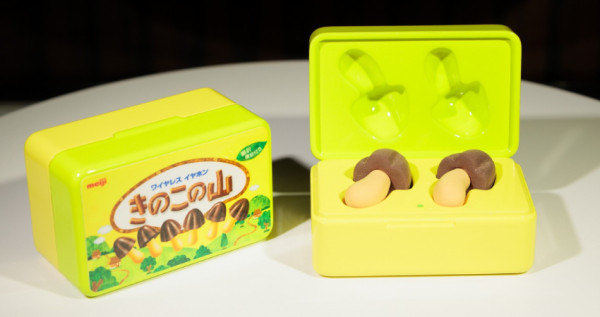 香菇山耳機真的要來了！日本明治超獵奇「香菇山藍芽耳機」2024年確定開賣，超狂搭載「127國語言翻譯」，耳機盒也超還原香菇山巧克力包裝。