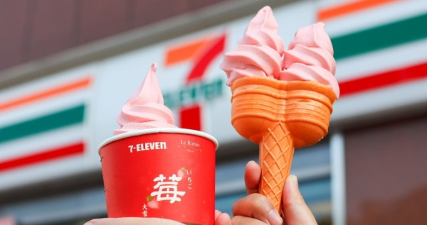 7-11霜饗炮霜淇淋！7-ELEVEN「草莓開運霜饗」復古草莓冰開賣，霜饗炮餅乾杯、草莓乳酸思樂冰，草莓控開吃。