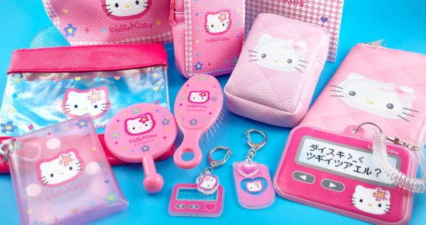Hello Kitty周邊全部不到100元！日本百元商店「Hello Kitty 50年週年」16款新品超便宜，懷舊感滿分「BB. Call、翻蓋手機造型周邊」資深Kitty粉都懂。
