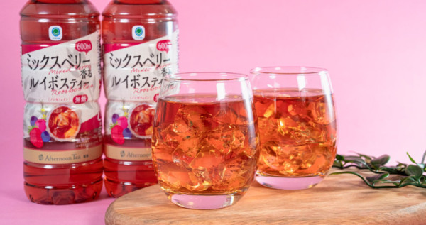 飲料控沒喝一波不及格！日本全家「Afternoon Tea苺果南非茶」限量上市，平價版「高檔下午茶」走在路上就開喝，刷新日本超商必喝飲料清單。