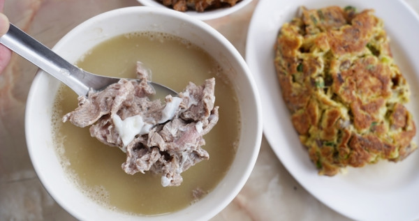 加蛋的台南牛肉湯！在地人推薦的「無名牛肉湯」，限量供應的牛骨粥、蔥花牛肉煎蛋也都點起來。