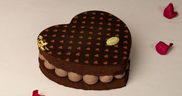 濃情巧克力蛋糕！法式甜點「法絨」巧巧話母親節限定蛋糕，三種不同濃度的巧克力打造媽咪會愛的法式巧克力蛋糕。