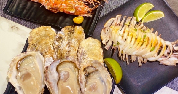 帶媽媽吃串燒很潮！柒息地「生食級軟𢇁、三顆日本生蠔、兩隻大紅蝦」，520元母親節限定優惠。