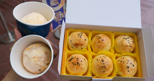 衝SOGO吃買一送一！鹿港排隊搶「新⼝味蛋黃酥」快閃台北，搶先曝光「蛋黃酥冰淇淋」只有這2門市有賣。