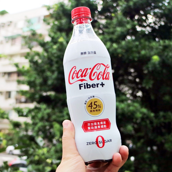 可樂控一定要先喝！可口可樂纖維+ 強勢登台，台灣可口可樂控不用飛日本也可以喝到傳說中的白色「可口可樂」。