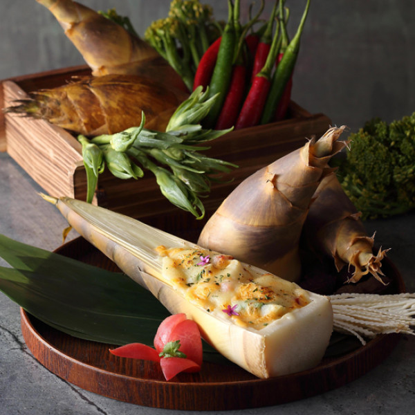 新北五星品牌Mega自助餐推出「綠竹筍饗宴」，讓消費者吃到飽也能吃到「新鮮在地農產」。