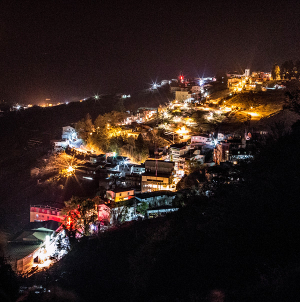 夜間才看的見！「縮小版台灣」現身梨山小鎮，原來台灣這麼美！