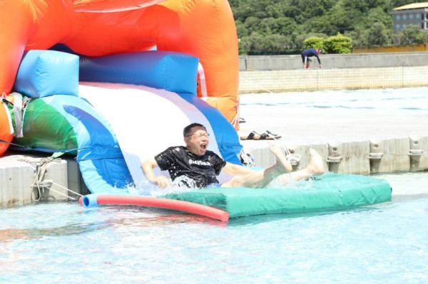  市長落水無人神救援，但柯P竟大呼過癮！臺北河岸童樂會「熊讚水樂園」開幕，歡迎闔家一起來打水仗。