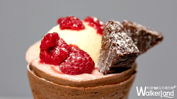 堪稱最浪漫散步甜點！可麗餅名店gelato pique café推出情人節限定「莓果布朗尼冰淇淋可麗餅」，用酸甜莓果打造最浪漫的情人節。