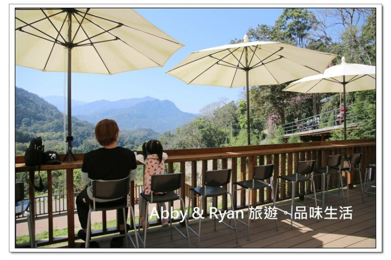 【新竹橫山景點】上山喝咖啡~戶外森林系景觀餐廳。來這裡擁抱大自然吧！還可以來走走逃學步道～