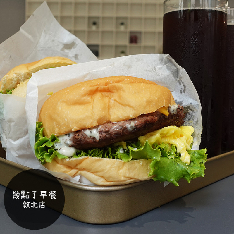 台北市 松山區 | 幾點了早餐 | 位於捷運台北小巨蛋附近的文青早餐店，主打的圓堡包肉厚味美，品質優於不少連鎖品牌喔❤️