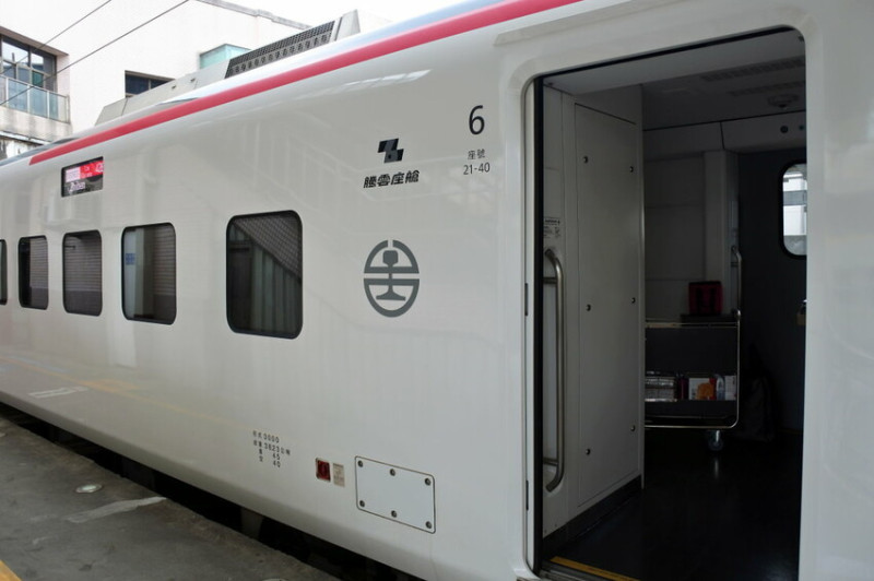 台鐵最新自強號|EMU3000商務艙-騰雲座艙，便當好吃、座位寬敞但只推薦坐過一次就行!