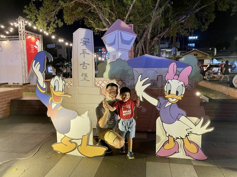 2022迪士尼慶典在台南安平遊憩碼頭-米奇與好朋友CHILL遊台南/台南必拍旅遊景點推薦 - 進食的巨鼠