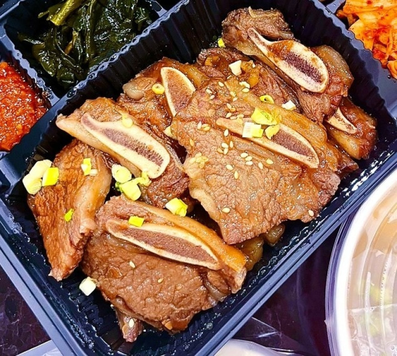 [台北韓式]內湖區西湖站「輪流請客」令人驚艷的平實韓式料理/很讓人滿意的小菜豐富度/選擇多元樣樣都好好吃/小菜也可以免費續/價錢公道/附菜單