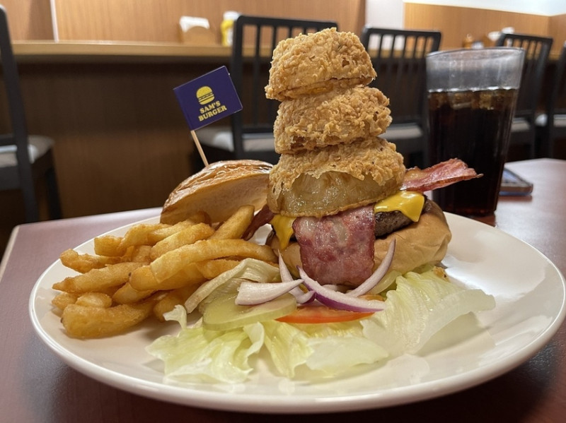 【台東美食】Sam's Burger 山姆漢堡，美式手打漢堡，超Cute洋蔥圈疊疊樂，價格平實又好吃，外國人也愛造訪