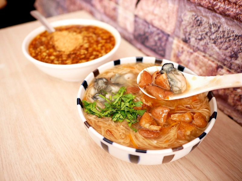 台南永康麵線、綠豆算，加了筍絲的麵線清甜不厚重，鮮蚵沒有裹粉超加分，熱的綠豆蒜比屏東的還好吃-客來吃樂