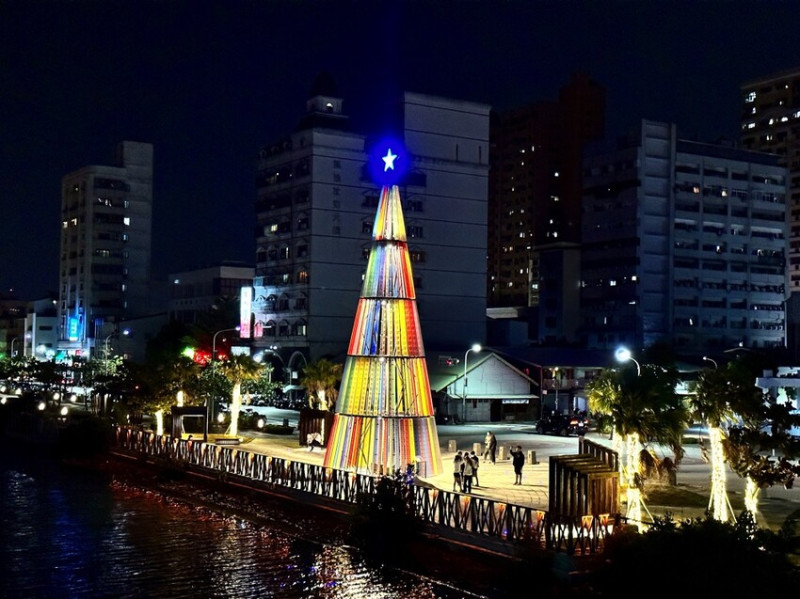 2022台南聖誕燈節 光之聖誕-愛無限：來台南河樂廣場參加聖誕樹點燈市集吧！ - 進食的巨鼠