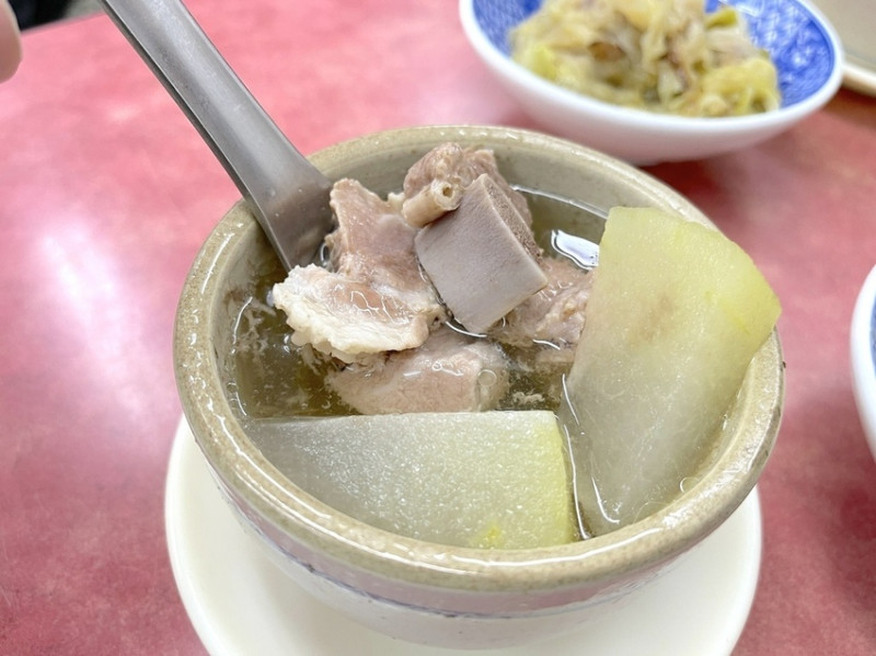 【台北萬華美食】華西街沛對原汁排骨湯，開業54年的傳統好口味，精燉兩小時的排骨湯鮮甜清爽