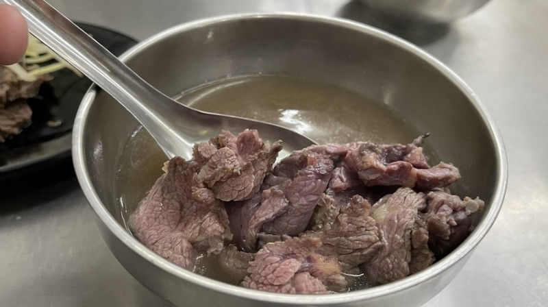 【台南中西區美食】阿杰溫體牛肉湯，上等牛肉有厚度1口咬下超鮮甜，牛頰肉必點限量供應