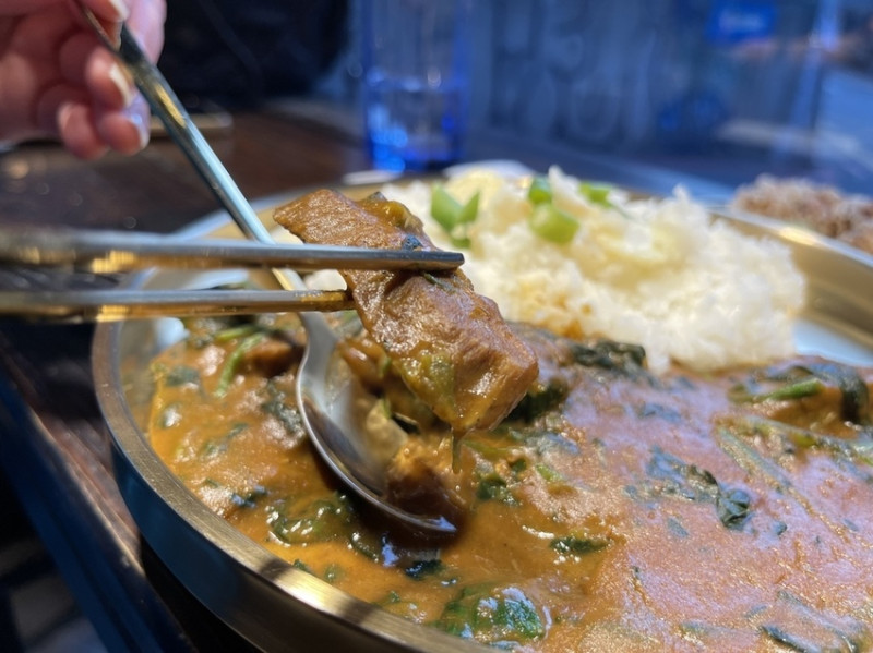 【台北中山美食】Zipang curry kitchen 日式咖哩飯，200元享受厚實牛舌咖哩，腰內肉厚實好滿足