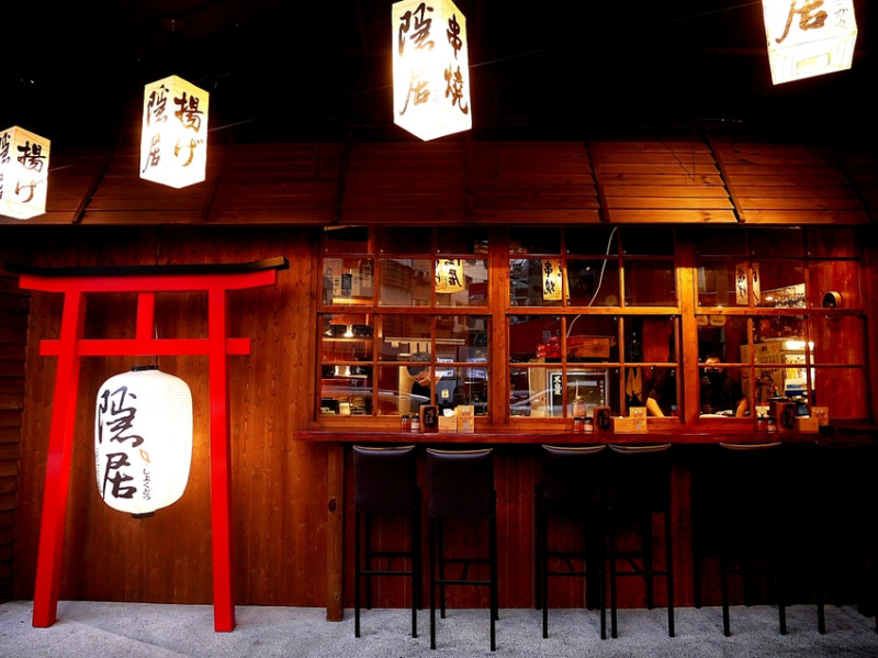 神隱少女內的日式餐廳現蹤在台中，這家日式居酒屋用餐氛圍超棒，甚至提供包廂和投影機，餐點水準在線，串燒、烤炸都推薦，更是寵物友善餐廳-隱居居酒屋