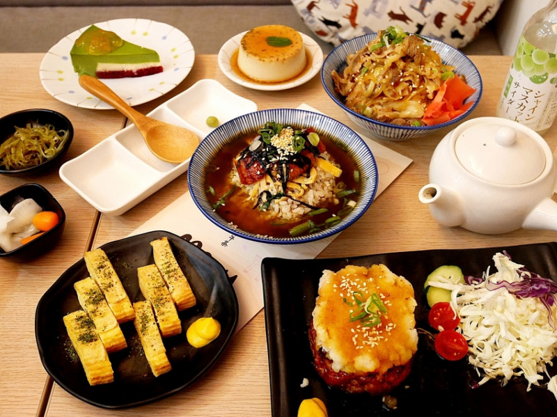 台中日式家庭料理新開幕，不只有各種丼飯、茶泡飯，更有下午茶可以品嘗，茶味布丁、蛋糕好特別