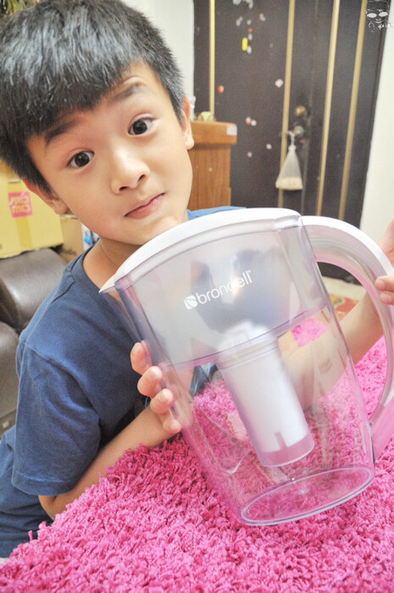 為了孩子的健康，我選了Brondell 美國邦特爾純淨濾水壺首創長效四階濾芯，生飲級全效純淨濾水壺，讓他們可以喝的安心，我也放心