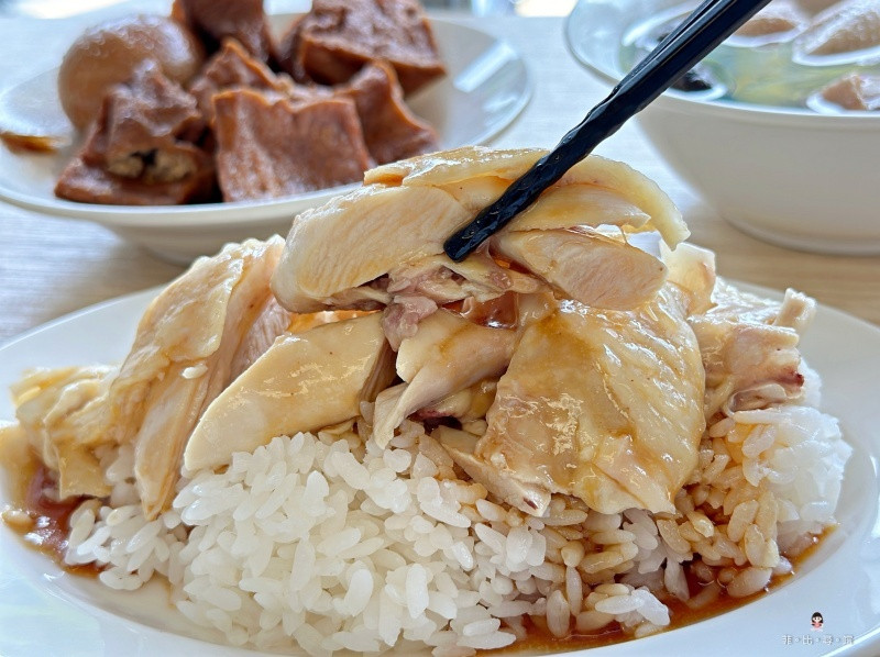 海山魯肉飯 走小清新的台味小吃店 黏嘴魯肉飯、大塊雞肉飯我都愛！