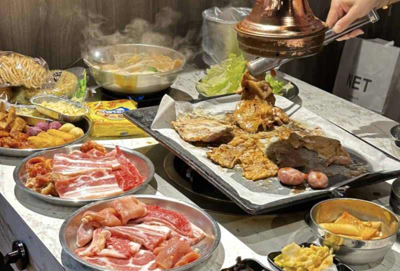 韓式火烤兩吃平日時段不用400元，享有13種燒肉及近百種自助無限吃到飽！