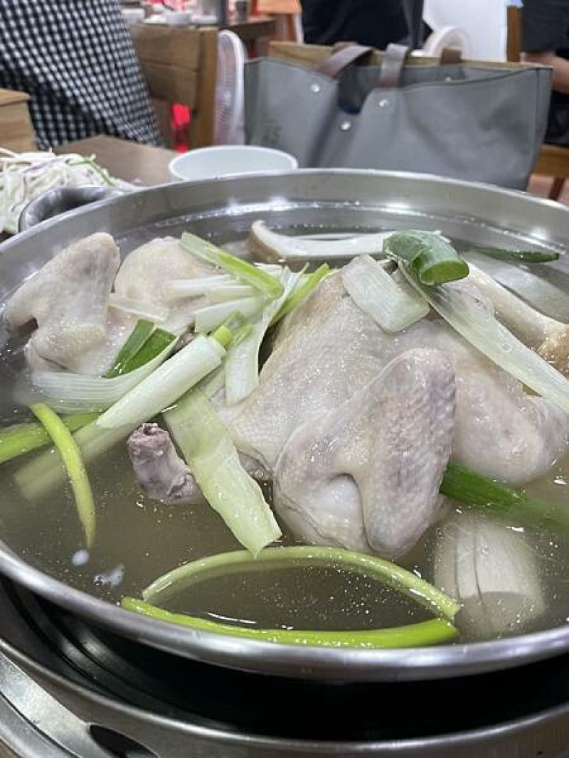 2023首爾自由行-來吃雞還有在地人推薦吃法-孔陵一隻雞(新村店)