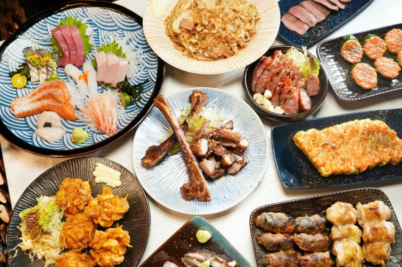 台中市西區台中宵夜也能吃到創意日式料理，營業至凌晨3點的超晚時間，還能喝得到Sapporo生啤