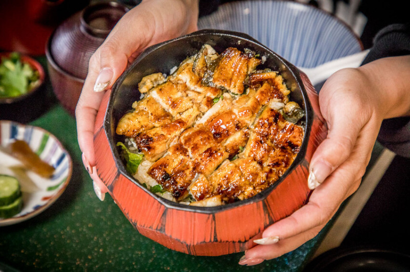日本兩百年歷史鰻魚飯老店，軟綿香甜入口即化超厚鰻魚飯