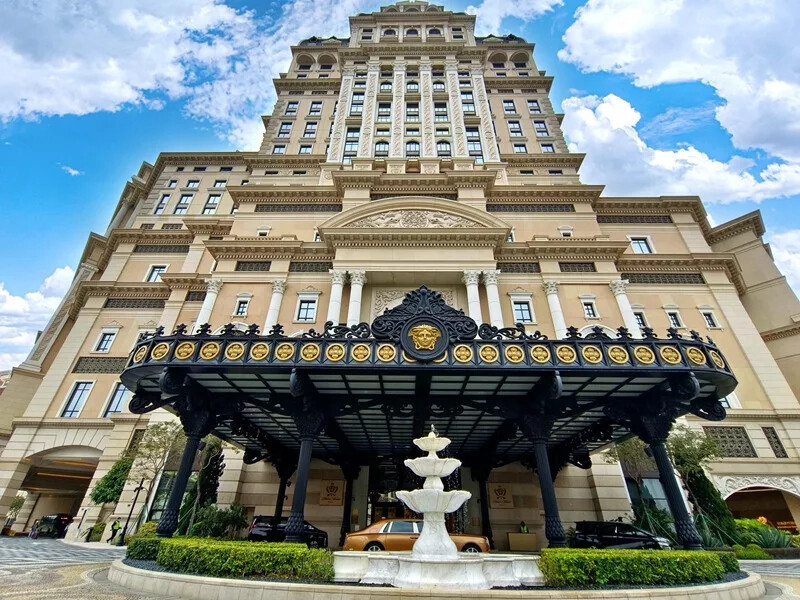 澳門澳門范思哲豪華酒店(Palazzo Versace Macau)》義大利殿堂級品牌，華麗格調、絢爛堂皇的設計品味，從裏到外